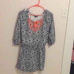 Design&detail, ruffles, tailored at sleeves &waist
